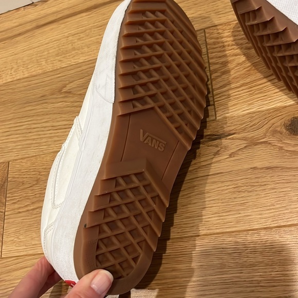 Vans Unisex Asher Platform Sneaker - Slip On - Picture 10 of 13